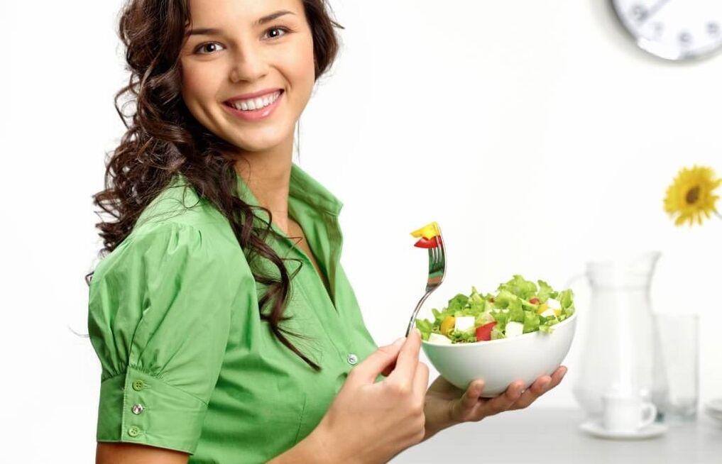 girl eats vegetable salad on a diet of 6 petals