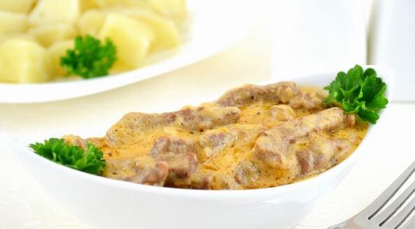 Beef with mushrooms in a creamy sauce - a hearty dish during the Cleaning phase of the Dukan diet